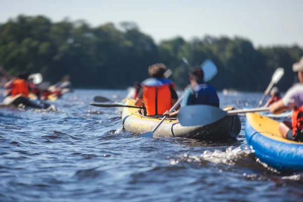 Ein Prozess Des Kajakfahrens Den Städtischen Flusskanälen Mit Bunten Kanu — Stockfoto