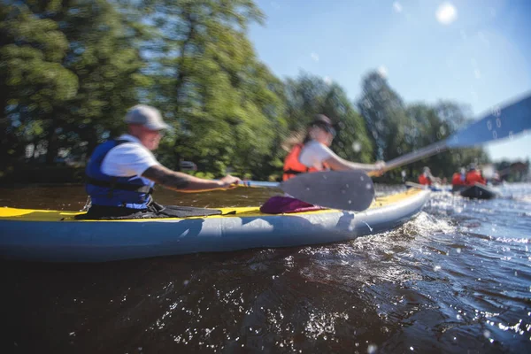 Ein Prozess Des Kajakfahrens Den Städtischen Flusskanälen Mit Bunten Kanu — Stockfoto