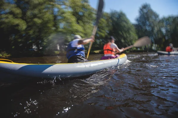 Ein Prozess Des Kajakfahrens Den Städtischen Flusskanälen Mit Bunten Kanu — Stockfoto