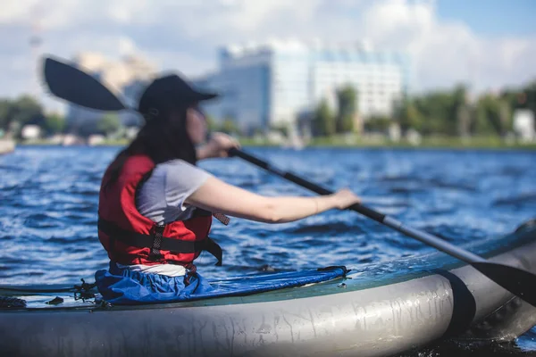 Processo Kayak Nei Canali Fluviali Della Città Con Canoa Kayak — Foto Stock