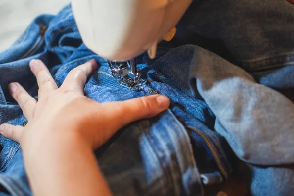 Processus Réparation Couture Des Jeans Maison Gros Plan Denim Sur — Photo