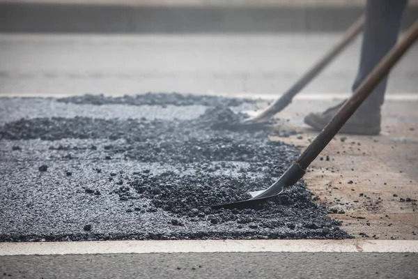 Yol yapımı sırasında asfalt kaldırım makinesi ve buharlı yol silindiri ve tamirat çalışmaları, asfaltlama ve asfalt döşeme süreci, yeni yol inşaatında çalışan işçiler