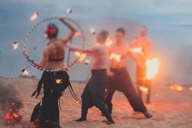 Ateş sanatçılarından oluşan bir grup fakir, alev makineleri, ateş dansçıları, ateş zinciri ve aşırı ateş solunumuyla inanılmaz bir gösteri sergiliyor.