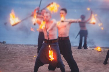 Ateş sanatçılarından oluşan bir grup fakir, alev makineleri, ateş dansçıları, ateş zinciri ve aşırı ateş solunumuyla inanılmaz bir gösteri sergiliyor.