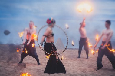 Ateş sanatçılarından oluşan bir grup fakir, alev makineleri, ateş dansçıları, ateş zinciri ve aşırı ateş solunumuyla inanılmaz bir gösteri sergiliyor.