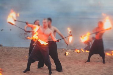 Ateş sanatçılarından oluşan bir grup fakir, alev makineleri, ateş dansçıları, ateş zinciri ve aşırı ateş solunumuyla inanılmaz bir gösteri sergiliyor.