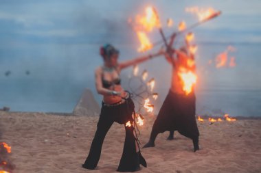 Ateş sanatçılarından oluşan bir grup fakir, alev makineleri, ateş dansçıları, ateş zinciri ve aşırı ateş solunumuyla inanılmaz bir gösteri sergiliyor.