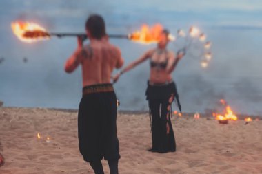 Ateş sanatçılarından oluşan bir grup fakir, alev makineleri, ateş dansçıları, ateş zinciri ve aşırı ateş solunumuyla inanılmaz bir gösteri sergiliyor.