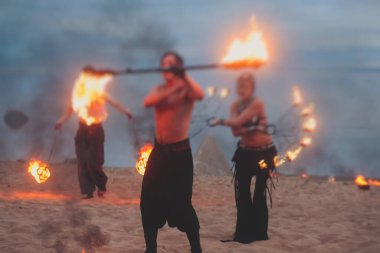 Ateş sanatçılarından oluşan bir grup fakir, alev makineleri, ateş dansçıları, ateş zinciri ve aşırı ateş solunumuyla inanılmaz bir gösteri sergiliyor.