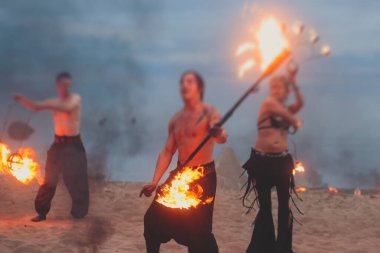 Ateş sanatçılarından oluşan bir grup fakir, alev makineleri, ateş dansçıları, ateş zinciri ve aşırı ateş solunumuyla inanılmaz bir gösteri sergiliyor.