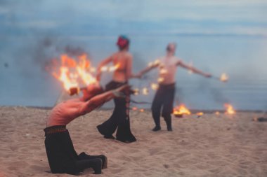 Ateş sanatçılarından oluşan bir grup fakir, alev makineleri, ateş dansçıları, ateş zinciri ve aşırı ateş solunumuyla inanılmaz bir gösteri sergiliyor.