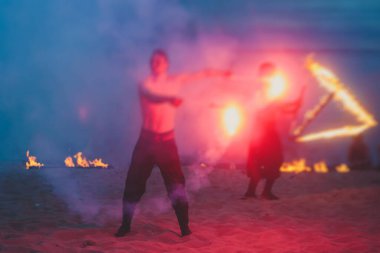 Ateş sanatçılarından oluşan bir grup fakir, alev makineleri, ateş dansçıları, ateş zinciri ve aşırı ateş solunumuyla inanılmaz bir gösteri sergiliyor.