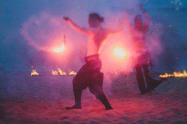 Ateş sanatçılarından oluşan bir grup fakir, alev makineleri, ateş dansçıları, ateş zinciri ve aşırı ateş solunumuyla inanılmaz bir gösteri sergiliyor.