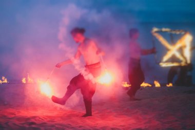 Ateş sanatçılarından oluşan bir grup fakir, alev makineleri, ateş dansçıları, ateş zinciri ve aşırı ateş solunumuyla inanılmaz bir gösteri sergiliyor.