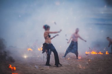 Ateş sanatçılarından oluşan bir grup fakir, alev makineleri, ateş dansçıları, ateş zinciri ve aşırı ateş solunumuyla inanılmaz bir gösteri sergiliyor.