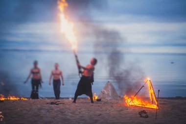 Ateş sanatçılarından oluşan bir grup fakir, alev makineleri, ateş dansçıları, ateş zinciri ve aşırı ateş solunumuyla inanılmaz bir gösteri sergiliyor.