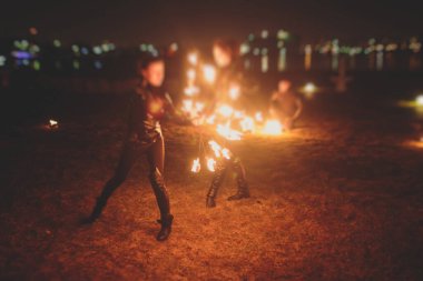 Ateş sanatçılarından oluşan bir grup fakir, alev makineleri, ateş dansçıları, ateş zinciri ve aşırı ateş solunumuyla inanılmaz bir gösteri sergiliyor.