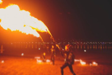 Ateş sanatçılarından oluşan bir grup fakir, alev makineleri, ateş dansçıları, ateş zinciri ve aşırı ateş solunumuyla inanılmaz bir gösteri sergiliyor.