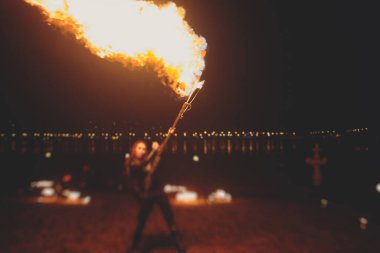 Ateş sanatçılarından oluşan bir grup fakir, alev makineleri, ateş dansçıları, ateş zinciri ve aşırı ateş solunumuyla inanılmaz bir gösteri sergiliyor.