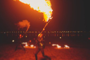 Ateş sanatçılarından oluşan bir grup fakir, alev makineleri, ateş dansçıları, ateş zinciri ve aşırı ateş solunumuyla inanılmaz bir gösteri sergiliyor.