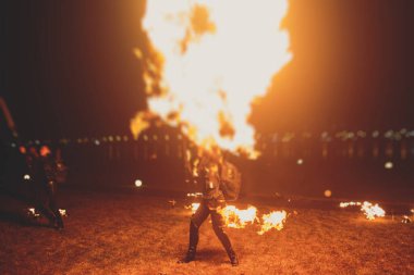 Ateş sanatçılarından oluşan bir grup fakir, alev makineleri, ateş dansçıları, ateş zinciri ve aşırı ateş solunumuyla inanılmaz bir gösteri sergiliyor.