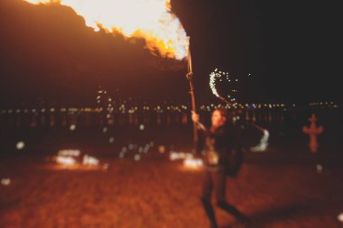 Ateş sanatçılarından oluşan bir grup fakir, alev makineleri, ateş dansçıları, ateş zinciri ve aşırı ateş solunumuyla inanılmaz bir gösteri sergiliyor.