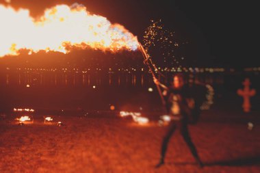 Ateş sanatçılarından oluşan bir grup fakir, alev makineleri, ateş dansçıları, ateş zinciri ve aşırı ateş solunumuyla inanılmaz bir gösteri sergiliyor.