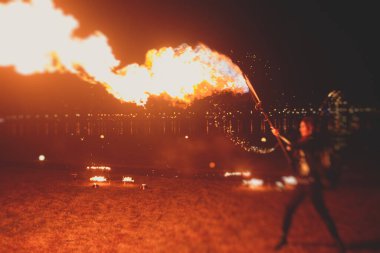 Ateş sanatçılarından oluşan bir grup fakir, alev makineleri, ateş dansçıları, ateş zinciri ve aşırı ateş solunumuyla inanılmaz bir gösteri sergiliyor.