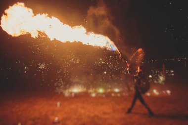Ateş sanatçılarından oluşan bir grup fakir, alev makineleri, ateş dansçıları, ateş zinciri ve aşırı ateş solunumuyla inanılmaz bir gösteri sergiliyor.