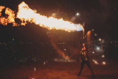 Ateş sanatçılarından oluşan bir grup fakir, alev makineleri, ateş dansçıları, ateş zinciri ve aşırı ateş solunumuyla inanılmaz bir gösteri sergiliyor.