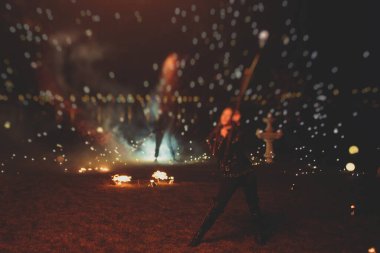 Ateş sanatçılarından oluşan bir grup fakir, alev makineleri, ateş dansçıları, ateş zinciri ve aşırı ateş solunumuyla inanılmaz bir gösteri sergiliyor.