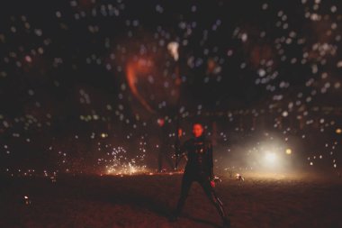 Ateş sanatçılarından oluşan bir grup fakir, alev makineleri, ateş dansçıları, ateş zinciri ve aşırı ateş solunumuyla inanılmaz bir gösteri sergiliyor.