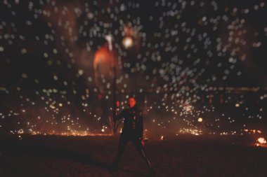 Ateş sanatçılarından oluşan bir grup fakir, alev makineleri, ateş dansçıları, ateş zinciri ve aşırı ateş solunumuyla inanılmaz bir gösteri sergiliyor.