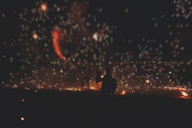 Ateş sanatçılarından oluşan bir grup fakir, alev makineleri, ateş dansçıları, ateş zinciri ve aşırı ateş solunumuyla inanılmaz bir gösteri sergiliyor.