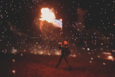 Ateş sanatçılarından oluşan bir grup fakir, alev makineleri, ateş dansçıları, ateş zinciri ve aşırı ateş solunumuyla inanılmaz bir gösteri sergiliyor.