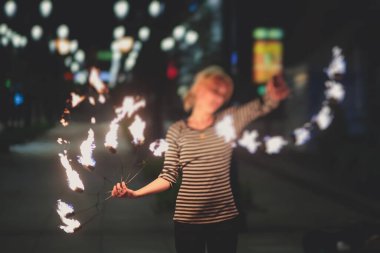 Ateş sanatçılarından oluşan bir grup fakir, alev makineleri, ateş dansçıları, ateş zinciri ve aşırı ateş solunumuyla inanılmaz bir gösteri sergiliyor.