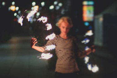 Ateş sanatçılarından oluşan bir grup fakir, alev makineleri, ateş dansçıları, ateş zinciri ve aşırı ateş solunumuyla inanılmaz bir gösteri sergiliyor.