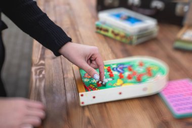 Antika eski tarz masa oyunu oynama ve arkadaşlarla ve aileyle eğlenme, masa oyunu konsepti, elle oynama ve zar atma oyunu