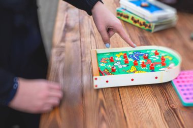 Antika eski tarz masa oyunu oynama ve arkadaşlarla ve aileyle eğlenme, masa oyunu konsepti, elle oynama ve zar atma oyunu