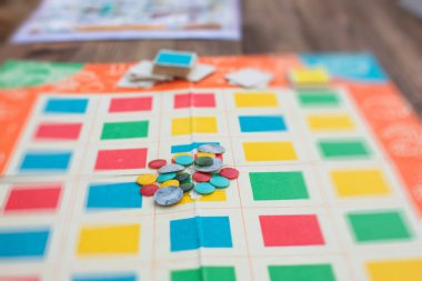 Antika eski tarz masa oyunu oynama ve arkadaşlarla ve aileyle eğlenme, masa oyunu konsepti, elle oynama ve zar atma oyunu