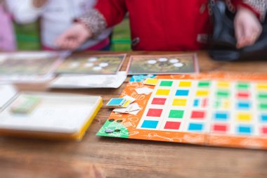 Antika eski tarz masa oyunu oynama ve arkadaşlarla ve aileyle eğlenme, masa oyunu konsepti, elle oynama ve zar atma oyunu