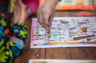 Antika eski tarz masa oyunu oynama ve arkadaşlarla ve aileyle eğlenme, masa oyunu konsepti, elle oynama ve zar atma oyunu