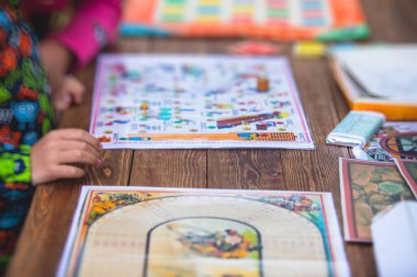 Antika eski tarz masa oyunu oynama ve arkadaşlarla ve aileyle eğlenme, masa oyunu konsepti, elle oynama ve zar atma oyunu