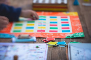 Antika eski tarz masa oyunu oynama ve arkadaşlarla ve aileyle eğlenme, masa oyunu konsepti, elle oynama ve zar atma oyunu