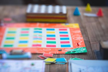 Antika eski tarz masa oyunu oynama ve arkadaşlarla ve aileyle eğlenme, masa oyunu konsepti, elle oynama ve zar atma oyunu