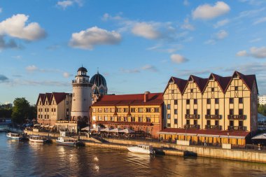 Bir Kalininingrad, eski Koenigsberg, Kaliningrad Oblastı, Rusya Balıkçı Köyü ve Konigsberg Katedrali 'nin havadan canlı görüntüsü