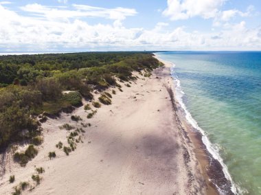 Curonian salyası, Kurshskaya Kosa Ulusal Parkı, Curonian Gölü ve Baltık Denizi, Kaliningrad Oblastı, Rusya ve Klaipeda İlçesi, Litvanya, yaz günü
