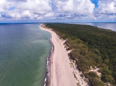 Curonian salyası, Kurshskaya Kosa Ulusal Parkı, Curonian Gölü ve Baltık Denizi, Kaliningrad Oblastı, Rusya ve Klaipeda İlçesi, Litvanya, yaz günü