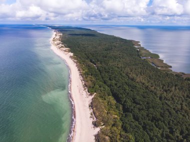 Curonian salyası, Kurshskaya Kosa Ulusal Parkı, Curonian Gölü ve Baltık Denizi, Kaliningrad Oblastı, Rusya ve Klaipeda İlçesi, Litvanya, yaz günü