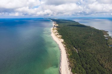 Curonian salyası, Kurshskaya Kosa Ulusal Parkı, Curonian Gölü ve Baltık Denizi, Kaliningrad Oblastı, Rusya ve Klaipeda İlçesi, Litvanya, yaz günü